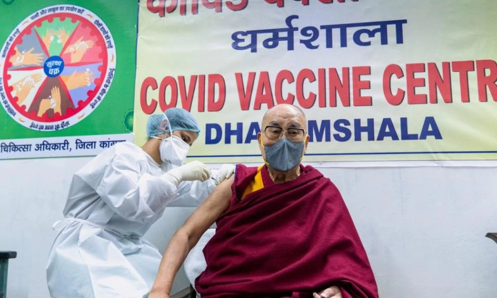 Κορονοϊός: Εμβολιάστηκε ο Δαλάι Λάμα